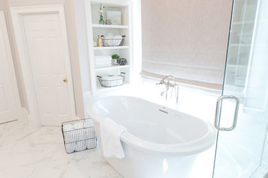 Foto de cuarto de baño principal clásico de tamaño medio con bañera exenta, ducha empotrada, baldosas y/o azulejos blancos, paredes beige, suelo de mármol, lavabo bajoencimera y encimera de mármol