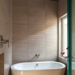 Idéer för stora industriella en-suite badrum, med ett fristående badkar, en öppen dusch, beige kakel, dusch med gångjärnsdörr, porslinskakel och betonggolv