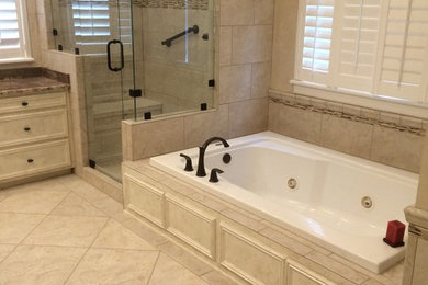 Foto de cuarto de baño contemporáneo con bañera encastrada, baldosas y/o azulejos beige, baldosas y/o azulejos de cerámica, paredes beige y suelo de baldosas de cerámica
