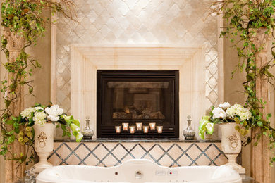 ヒューストンにあるコンテンポラリースタイルのおしゃれな浴室 (ドロップイン型浴槽、ベージュのタイル) の写真