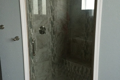 Imagen de cuarto de baño contemporáneo de tamaño medio con ducha esquinera, paredes grises y suelo de baldosas de cerámica