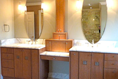 シアトルにある中くらいなアジアンスタイルのおしゃれな浴室 (アルコーブ型シャワー、ベージュの壁、大理石の床、横長型シンク、フラットパネル扉のキャビネット、中間色木目調キャビネット、大理石の洗面台、ドロップイン型浴槽) の写真