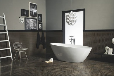 トロントにある中くらいなトランジショナルスタイルのおしゃれなマスターバスルーム (置き型浴槽、茶色いタイル、磁器タイル、グレーの壁、磁器タイルの床) の写真