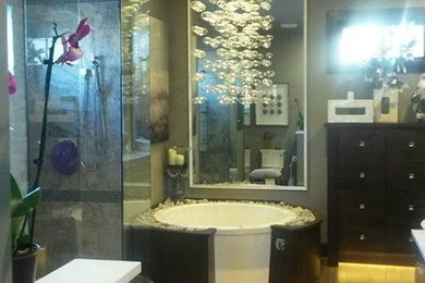 Mittelgroßes Modernes Badezimmer En Suite mit flächenbündigen Schrankfronten und dunklen Holzschränken in Salt Lake City