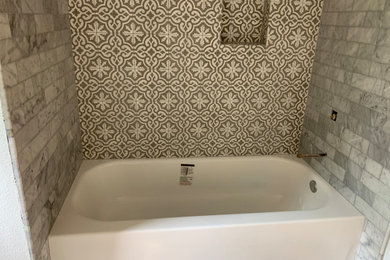 タンパにあるモダンスタイルのおしゃれな浴室の写真