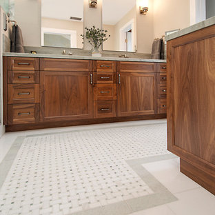 75+ Badezimmer mit Schrankfronten im Shaker-Stil und grünem Boden Ideen