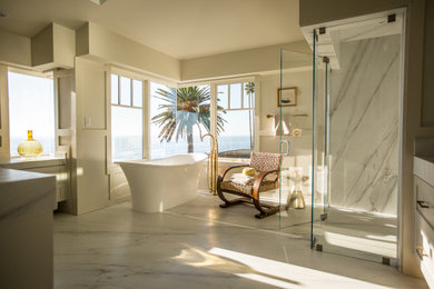 サンディエゴにあるビーチスタイルのおしゃれな浴室の写真