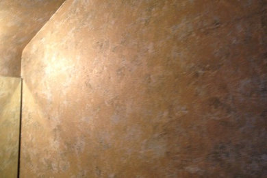 Kleines Modernes Duschbad mit flächenbündigen Schrankfronten, weißen Schränken, beigen Fliesen, beiger Wandfarbe, Linoleum, Einbauwaschbecken und Quarzwerkstein-Waschtisch in Los Angeles