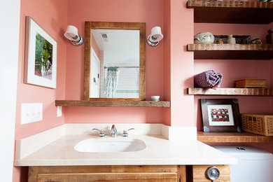 Свежая идея для дизайна: маленькая ванная комната в стиле кантри с фасадами островного типа, фасадами цвета дерева среднего тона, полновстраиваемой ванной, душем над ванной, раздельным унитазом, белой плиткой, керамической плиткой, розовыми стенами, бетонным полом, душевой кабиной, врезной раковиной и мраморной столешницей для на участке и в саду - отличное фото интерьера