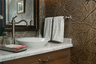 Esempio di una stanza da bagno con doccia minimal di medie dimensioni con lavabo a bacinella, ante lisce, ante in legno scuro, top in granito e pareti multicolore