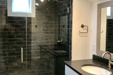 Example of a transitional bathroom design in Milwaukee