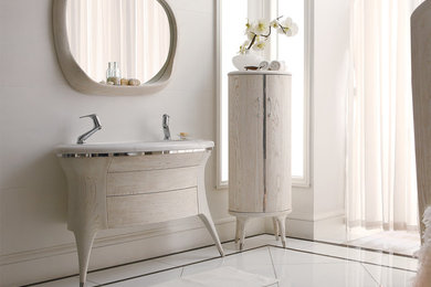 Imagen de cuarto de baño principal actual con lavabo encastrado, armarios con paneles lisos, puertas de armario de madera clara, encimera de mármol, baldosas y/o azulejos blancos y paredes blancas
