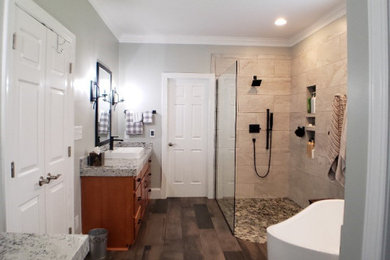 ローリーにあるトランジショナルスタイルのおしゃれな浴室の写真
