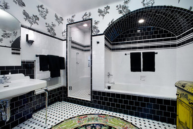 Inspiration för mellanstora eklektiska vitt en-suite badrum, med vita skåp, en dusch i en alkov, svart och vit kakel, tunnelbanekakel, flerfärgade väggar, klinkergolv i keramik, ett väggmonterat handfat, flerfärgat golv och med dusch som är öppen