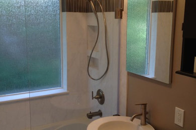 Foto de cuarto de baño clásico renovado pequeño con puertas de armario de madera en tonos medios, baldosas y/o azulejos blancos y baldosas y/o azulejos de vidrio