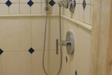 ボストンにある小さなトランジショナルスタイルのおしゃれなバスルーム (浴槽なし) (アルコーブ型シャワー) の写真