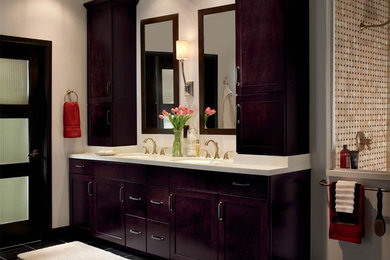 Foto de cuarto de baño principal con suelo de baldosas de porcelana y suelo negro