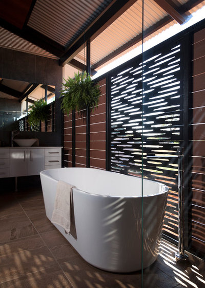 Tropisch Badezimmer by House of Bamboo