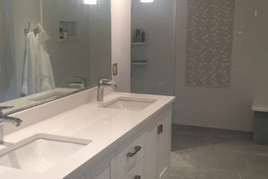 ポートランド(メイン)にあるトランジショナルスタイルのおしゃれな浴室 (シェーカースタイル扉のキャビネット、白いキャビネット、オープン型シャワー、白いタイル、白い壁、アンダーカウンター洗面器、白い洗面カウンター) の写真