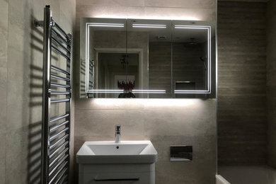 Foto de cuarto de baño infantil minimalista grande con bañera empotrada, sanitario de una pieza y ducha abierta