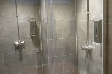 Imagen de cuarto de baño contemporáneo con ducha abierta, baldosas y/o azulejos grises y suelo de baldosas de cerámica