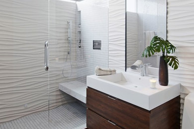 ロサンゼルスにあるトランジショナルスタイルのおしゃれな浴室の写真