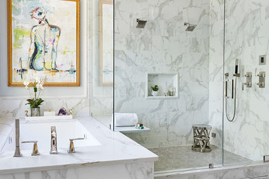 Inredning av ett klassiskt mellanstort vit vitt en-suite badrum, med ett undermonterat badkar, en dubbeldusch, vit kakel, porslinskakel, bänkskiva i kvarts och dusch med gångjärnsdörr