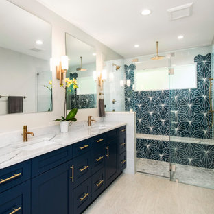 Ispirazione per una grande stanza da bagno padronale tradizionale con ante blu, piastrelle di cemento, pareti grigie, pavimento in gres porcellanato, lavabo sottopiano, top in marmo, pavimento beige, porta doccia a battente, top bianco, ante in stile shaker, doccia alcova e piastrelle blu