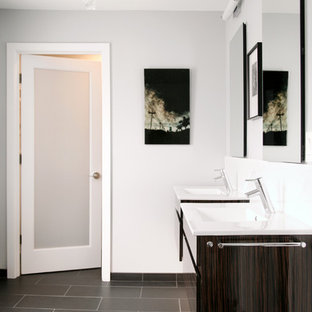 Esempio di una stanza da bagno country con lavabo integrato, ante lisce e piastrelle grigie