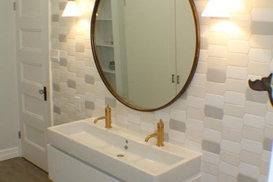 Diseño de cuarto de baño actual de tamaño medio con puertas de armario blancas, baldosas y/o azulejos blancos, suelo de madera oscura y lavabo de seno grande