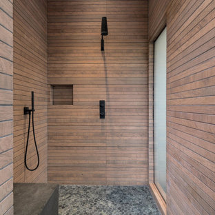 Inspiration för mellanstora moderna brunt en-suite badrum, med en dusch/badkar-kombination, brun kakel, bruna väggar, kalkstensgolv och grått golv