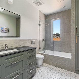 75+ Badezimmer mit grauen Fliesen und Speckstein-Waschbecken/Waschtisch