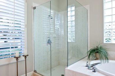 Пример оригинального дизайна: главная ванная комната среднего размера в стиле модернизм с накладной ванной, душем в нише, бежевой плиткой, керамогранитной плиткой, серыми стенами и полом из керамогранита