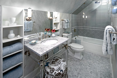 Modelo de cuarto de baño principal clásico renovado con lavabo tipo consola, armarios abiertos, puertas de armario blancas, paredes grises y ducha empotrada