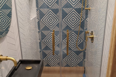 Ejemplo de cuarto de baño contemporáneo con puertas de armario negras