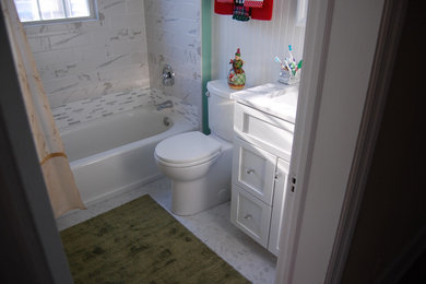 Cette photo montre une petite salle de bain principale chic avec un placard avec porte à panneau encastré, des portes de placard blanches, une baignoire en alcôve, un combiné douche/baignoire, WC à poser, un carrelage multicolore, des carreaux de céramique, un mur vert, un sol en carrelage de céramique, un lavabo encastré, un plan de toilette en granite, un sol multicolore, une cabine de douche avec un rideau et un plan de toilette blanc.