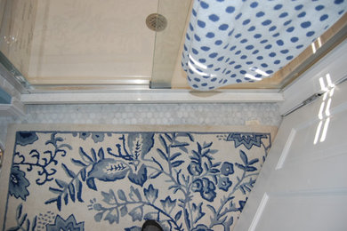 Cette photo montre une petite salle de bain principale chic avec WC à poser, un carrelage blanc, des carreaux de céramique, un mur bleu, un sol en carrelage de céramique, un lavabo de ferme et un sol multicolore.