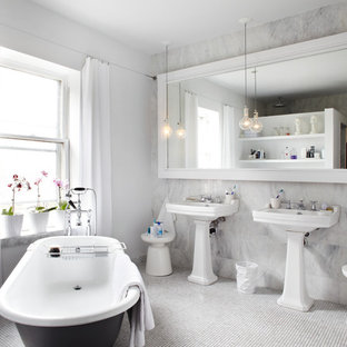 Diseño de cuarto de baño contemporáneo con bañera con patas y lavabo con pedestal