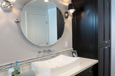 ロサンゼルスにある高級な中くらいなモダンスタイルのおしゃれなバスルーム (浴槽なし) (ベッセル式洗面器、シェーカースタイル扉のキャビネット、濃色木目調キャビネット、ソープストーンの洗面台、アルコーブ型シャワー、分離型トイレ、グレーのタイル、サブウェイタイル、白い壁、濃色無垢フローリング) の写真