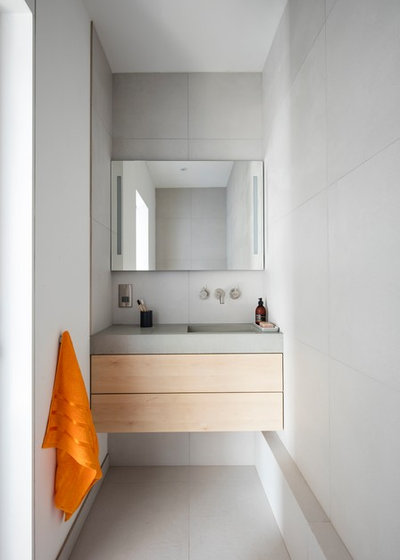 Modern Bathroom by Amberth