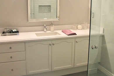 Inspiration för klassiska en-suite badrum, med vita skåp, ett badkar i en alkov, en hörndusch, en toalettstol med hel cisternkåpa, vit kakel, tunnelbanekakel, grå väggar, klinkergolv i keramik, ett undermonterad handfat och bänkskiva i kvarts