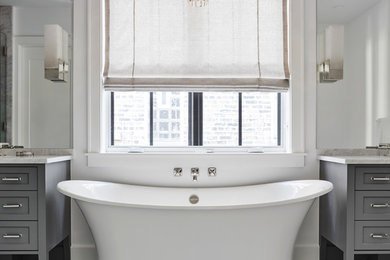 Ispirazione per una stanza da bagno padronale classica di medie dimensioni con ante lisce, ante grigie, vasca freestanding, pareti bianche, pavimento in marmo, top in quarzite e pavimento grigio