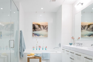 Ispirazione per una stanza da bagno padronale boho chic di medie dimensioni con vasca da incasso, doccia doppia, piastrelle bianche e porta doccia a battente