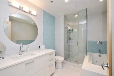 Idées déco pour une grande salle d'eau moderne avec des portes de placard blanches, une douche d'angle, WC à poser, un mur blanc, un lavabo encastré, une baignoire posée, un placard à porte plane, un carrelage beige, un carrelage bleu, un sol en carrelage de céramique, un plan de toilette en granite, un sol blanc, une cabine de douche à porte battante et mosaïque.