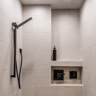 Diseño de cuarto de baño principal, urbano, pequeño, con puertas de armario de madera oscura, ducha esquinera, sanitario de una pieza, baldosas y/o azulejos blancos, baldosas y/o azulejos de porcelana, paredes blancas, suelo de baldosas de porcelana, lavabo sobreencimera, encimera de cuarcita, suelo blanco, ducha con puerta con bisagras y encimeras grises