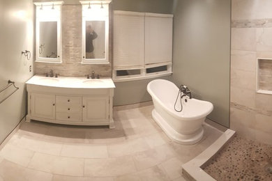 フィラデルフィアにある中くらいなコンテンポラリースタイルのおしゃれなマスターバスルーム (シェーカースタイル扉のキャビネット、白いキャビネット、置き型浴槽、アルコーブ型シャワー、分離型トイレ、ベージュのタイル、石タイル、緑の壁、セラミックタイルの床、アンダーカウンター洗面器、クオーツストーンの洗面台) の写真