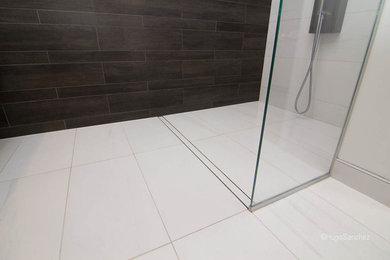 Свежая идея для дизайна: главная ванная комната среднего размера в стиле модернизм с душем без бортиков, белой плиткой, керамогранитной плиткой, белыми стенами и полом из керамогранита - отличное фото интерьера
