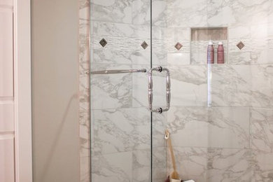 シーダーラピッズにある高級な広いトランジショナルスタイルのおしゃれなマスターバスルーム (白いタイル、磁器タイル、グレーの壁、アルコーブ型シャワー、大理石の床) の写真