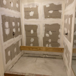 Idéer för ett mellanstort modernt beige en-suite badrum, med skåp i shakerstil, vita skåp, ett fristående badkar, en dusch/badkar-kombination, en toalettstol med separat cisternkåpa, beige kakel, glasskiva, beige väggar, klinkergolv i porslin, ett nedsänkt handfat, granitbänkskiva, beiget golv och dusch med gångjärnsdörr