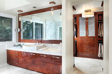 Imagen de cuarto de baño contemporáneo grande con armarios con paneles lisos, puertas de armario de madera oscura y suelo de mármol